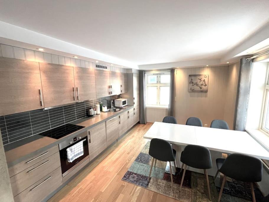 Skjomtind - Modern Apartment With Free Parking ナルヴィク エクステリア 写真